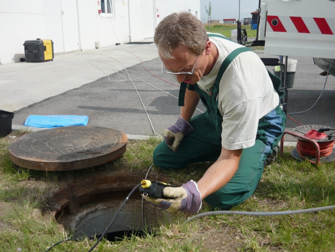 Inspekcja studzienki kanalizacyjnej Wrocław — technik ZIĘBUD Expert przy pracy